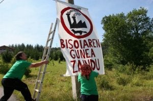 Opositores al polígono Malluki instalan una pancarta en la zona en defensa del visón europeo. ::
M. S./