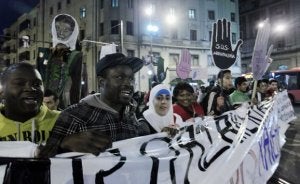 Protesta contra el racismo protagonizada por inmigrantes tras el rechazo de algunos locales vascos a admitir a extranjeros :: MITXEL ATRIO/