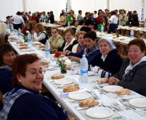 Las comidas de mujeres se ha convertido en un acto reivindicativo en las fiestas patronales. ::
M. A./