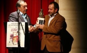 Fernando Campo entrega el León a Rafael Sánchez. ::
AVELINO GÓMEZ/