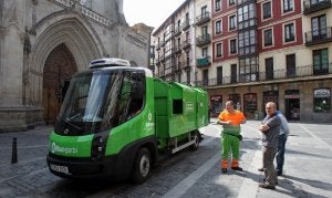 El vehículo eléctrico, aparcado frente a la catedral, lleva dos semanas en pruebas. :: JORDI ALEMANY/