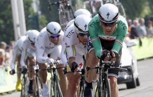 Marco Pinotti, con el maillot tricolor, lidera al HTC en la crono por equipos. ::
EFE/