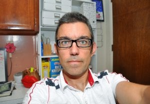 Derek K. MIller, en uno de los autorretratos./