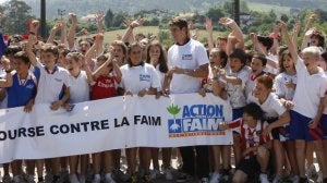Los escolares se lo pasaron en grande y colaboraron con un proyecto solidario junto a Fernández y Berasategi. ::
MIREYA LÓPEZ/