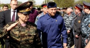 El ministro de Interior ruso y el líder checheno en una ceremonia. :: AFP Y AP/