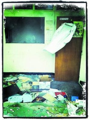 El último sorbo. Oficinas de la factoría con documentación desperdigada por los suelos, chatarreros atraviesan los tejados y cajas de batidos caducados apilados en un almacén. :: REPORTAJE FOTOGRÁFICO: FERNANDO GÓMEZ/