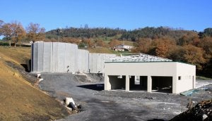 Vista de la planta de purines de Carranza, cuya construcción entró en punto muerto tras una inversión de 12 millones de euros. :: L. A. GÓMEZ/