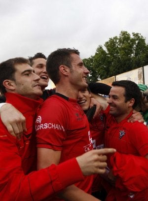 Conseguido. Diego Simón, Adrián, Ubis y el segundo entrenador Lluis Codina abrazan al centrocampista Jony al término del partido en Badalona. ::
ALFAQUÍ/