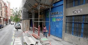 Vista exterior de la lonja donde está previsto construir el espacio de rezo. :: LUIS ÁNGEL GÓMEZ/
