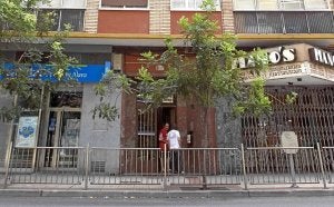 Edificio de la capital zaragozana donde la mujer asesinada residía con su pareja y con el hijo de ambos. ::
EFE/