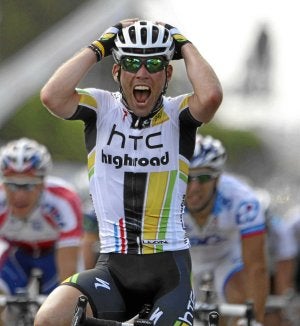 Cavendish se agarra la cabeza tras vencer en el sprint de Chateauroux. ::
EFE/