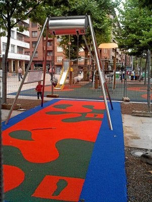 Nuevo columpio en Ezkurdi./