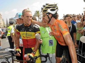 Samuel Sánchez felicita a Philippe Gilbert nada más terminar la carrera en San Sebastián. :: DIARIO VASCO/
