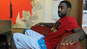 Reggie Williams, en el 'hall' del hotel donde vive. ::
BLANCA CASTILLO/