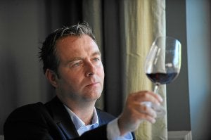 Los enólogos aseguran que el vino sumergido «da un mayor placer al paladar». ::
BORJA AGUDO/
