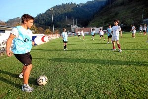 El Ayuntamiento proyecta colocar hierba artificial en el campo de Zaldupe. ::
MAIKA SALGUERO/