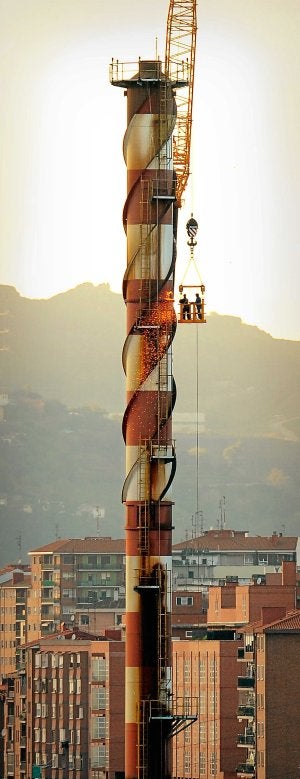Un trabajo minucioso. La dificultad de trabajar a 74 metros de altura alargó la operación. :: IGNACIO PÉREZ/