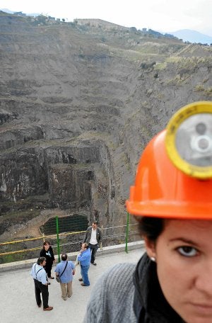 Visitantes se acercan a la espectacular corta que forjó durante décadas la imagen de Bizkaia. :: IGNACIO PÉREZ/