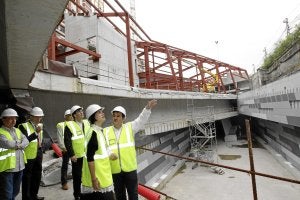 Visita de Ernesto Gasco y representantes del PSE a la nueva estación el pasado marzo. ::
MIREYA LÓPEZ/