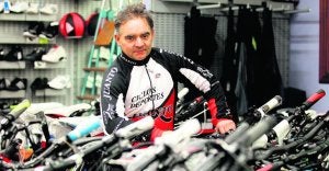 Juan Tomás Martínez, en su tienda de deportes, ubicada en Barakaldo. ::
JORDI ALEMANY/
