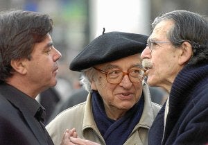 Txillardegi, con txapela, conversa con Julen Madariaga. :: EFE/