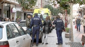 Una ambulancia de la DYA traslada a la herida al hospital de Cruces. :: LUIS CALABOR/
