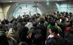 Aficionados rojiblancos esperan en una de las bocas de San Mamés al término de un partido. :: F. GÓMEZ/