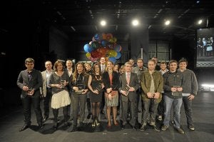 Foto de familia de todos los premiados y finalistas de las ocho categorías de los galardones de elcorreo.com, que celebraron su novena edición. :: FOTOS: BORJA AGUDO Y PEDRO URRESTI/