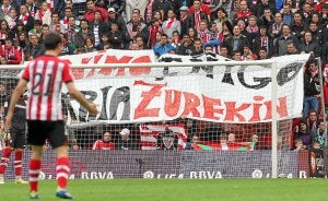 Pancarta en solidaridad con el joven, mostrada en el partido del pasado domingo en San Mamés. ::
TELEPRESS/