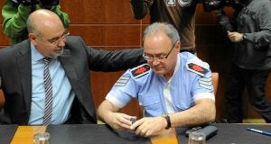 El parlamentario socialista José Antonio Pastor reconforta al jefe de la Ertzaintza, José Antonio Varela, durante la comparecencia de ayer en la Comisión de Interior. :: IGOR AIZPURU/