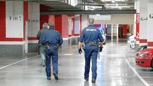 Agentes de la Ertzaintza en el parking del complejo Megapark. A la izquierda, Tontxu Rodríguez. ::
L. C./