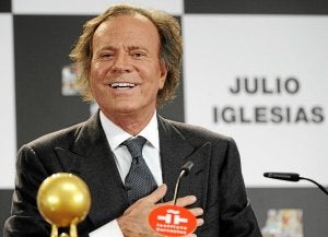 Julio Iglesias cantará ante el juzgado que le busca