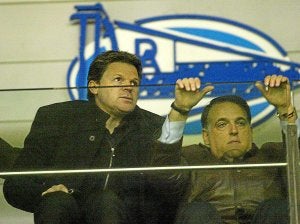 Dmitry Piterman y su abogado, Javier Tebas, siguen un partido desde el palco de Mendizorroza. :: Igor Aizpuru/