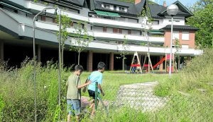 Los ayuntamientos exigen a la constructora que acometa reformas por valor de 180.000 euros. :: PEDRO URRESTI/