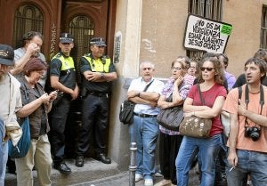 Protesta en el barrio madrileño de Malasaña para evitar el desahucio de una mujer enferma. :: EFE/