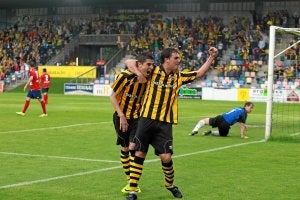 Los jugadores del Barakaldo celebran el gol de la victoria en Lasesarre. ::
MITXEL ATRIO/