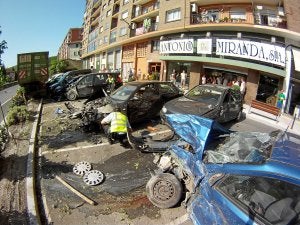 El camión dejó un rastro de destrucción./ Luis Calabor/
