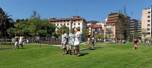 Con la nueva explanada, de más de 8.000 metros cuadrados, el centro del municipio empieza a mirar al mar. ::
FERNANDO GÓMEZ/