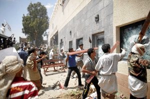 Los manifestantes rompen los cristales de la Embajada de EE UU en Yemen. :: REUTERS/
