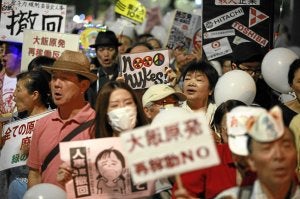 La tragedia de Fukushima, que causó el desplazamiento de más de 100.000 japoneses, ha agitado la movilización social. :: REUTERS/