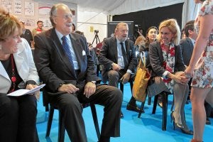 El alcalde Azkuna, ayer en la inauguración del festival La Risa de Bilbao en El Arenal./ M. Atrio | Vídeo: Daniela Velasco / Zuriñe Palacio/