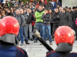 Concentración por la muerte del aficionado del Athletic Íñigo Cabacas frente a un cordón policial. :: EL CORREO/