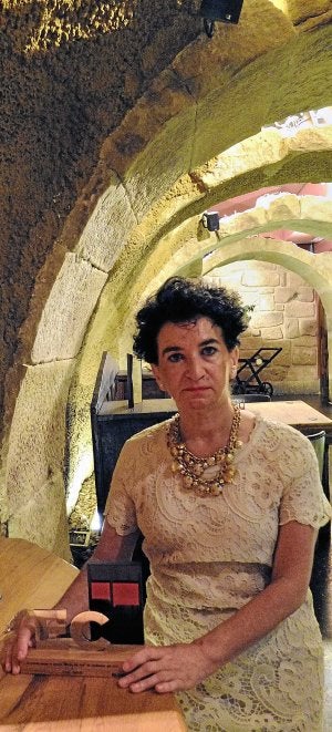 Chari García posa con el premio de EL CORREO. :: JESÚS ANDRADE/