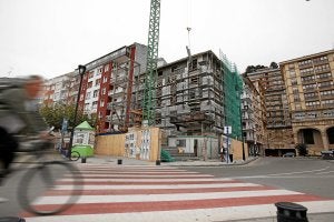 El edificio de Pedro Guimón mantendrá la fachada original y el número de plantas. ::
MAIKA SALGUERO/