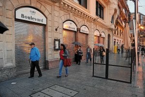 El popular café de El Arenal permanece cerrado desde el pasado miércoles. :: FERNANDO GÓMEZ/
