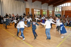 Alumnos de Lauaxeta intercambian juegos con los turcos y lituanos que se han acercado al centro./