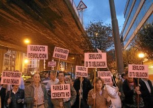 Los vecinos de Basurto se han concentrado las últimas semanas para reclamar la demolición. :: J. ALEMANY/