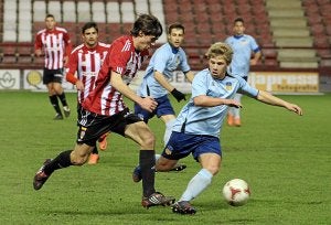 Zubiri, que ayer volvió a ser de la partida, pugna con un rival por el control del balón. ::
ÓSCAR SOLORZANO/