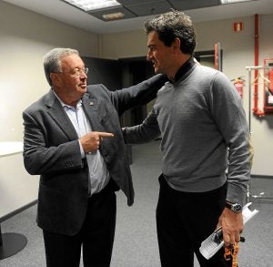 Saludo entre Miguel Madariaga e Igor González de Galdeano. ::
F. GÓMEZ/