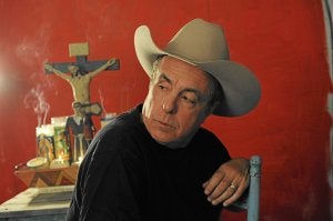 Ante el santuario de la portada de su nuevo álbum, Russell afirma que Ciudad Juárez es el Salvaje Oeste. /E.C./